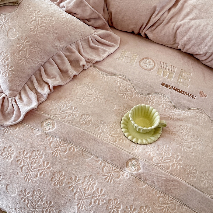 91家纺网 家纺一手货源 找家纺 （总）宜凡家纺 2025新款牛奶绒雕花拼接刺绣床裙四件套