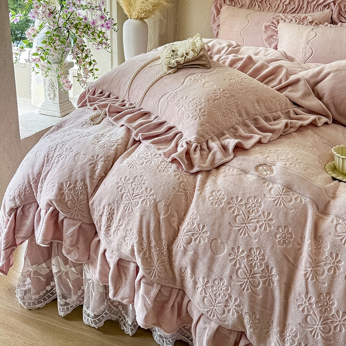 91家纺网 家纺一手货源 找家纺 （总）宜凡家纺 2025新款牛奶绒雕花拼接刺绣床裙四件套