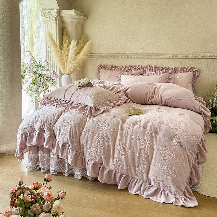 91家纺网 家纺一手货源 找家纺 （总）宜凡家纺 2025新款牛奶绒雕花拼接刺绣床裙四件套