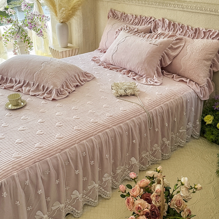 91家纺网 家纺一手货源 找家纺 宜凡家纺 2025新款牛奶绒雕花拼接刺绣床裙四件套 晨雾蔷薇