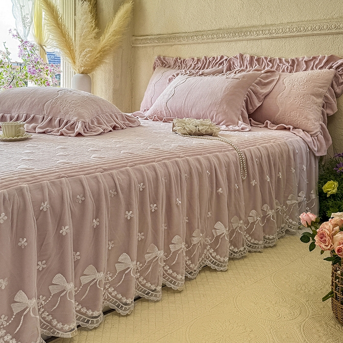 91家纺网 家纺一手货源 找家纺 宜凡家纺 2025新款牛奶绒雕花拼接刺绣床裙四件套 晨雾蔷薇