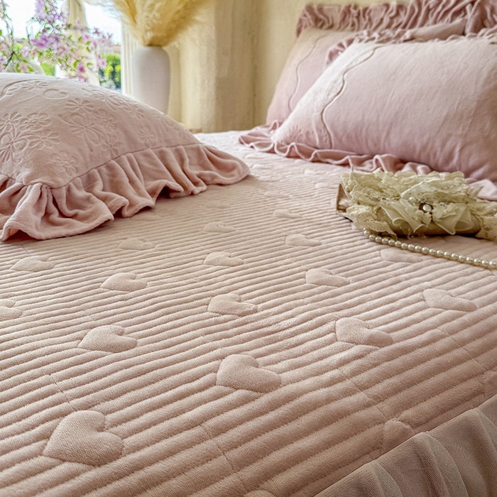 91家纺网 家纺一手货源 找家纺 宜凡家纺 2025新款牛奶绒雕花拼接刺绣床裙四件套 晨雾蔷薇