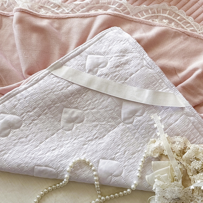 91家纺网 家纺一手货源 找家纺 宜凡家纺 2025新款牛奶绒雕花拼接刺绣床裙四件套 晨雾蔷薇