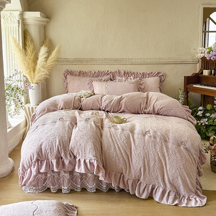 91家纺网 家纺一手货源 找家纺 宜凡家纺 2025新款牛奶绒雕花拼接刺绣床裙四件套 晨雾蔷薇