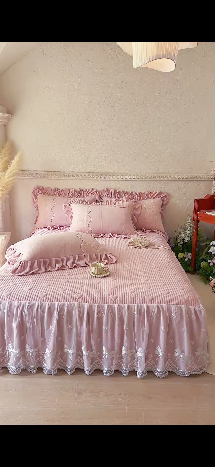 91家纺网 家纺一手货源 找家纺 宜凡家纺 2025新款牛奶绒雕花拼接刺绣床裙四件套 晨雾蔷薇