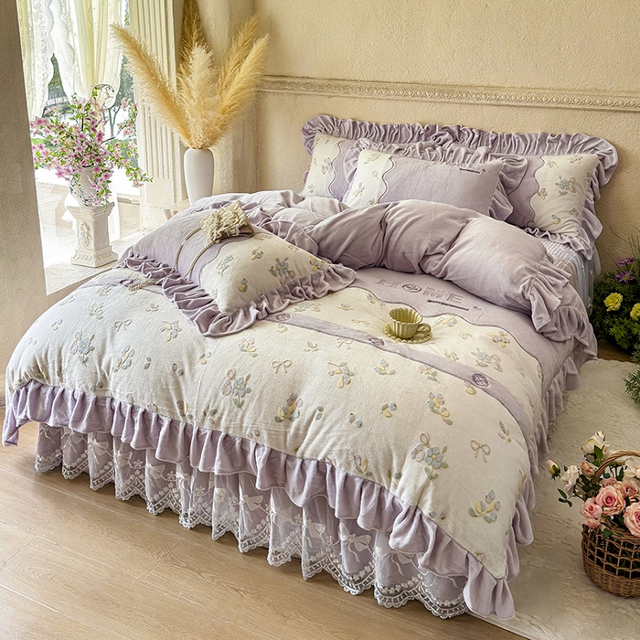 91家纺网 家纺一手货源 找家纺 宜凡家纺 2025新款牛奶绒雕花拼接刺绣床裙四件套 蝶恋花语