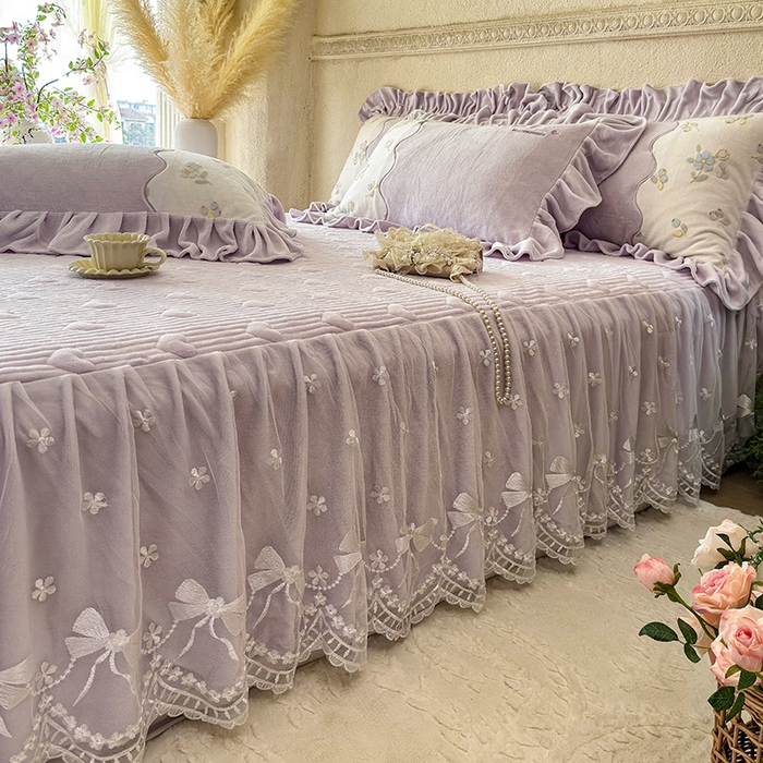 91家纺网 家纺一手货源 找家纺 宜凡家纺 2025新款牛奶绒雕花拼接刺绣床裙四件套 蝶恋花语