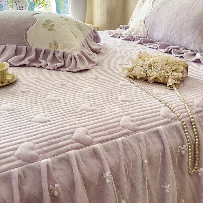 91家纺网 家纺一手货源 找家纺 宜凡家纺 2025新款牛奶绒雕花拼接刺绣床裙四件套 蝶恋花语