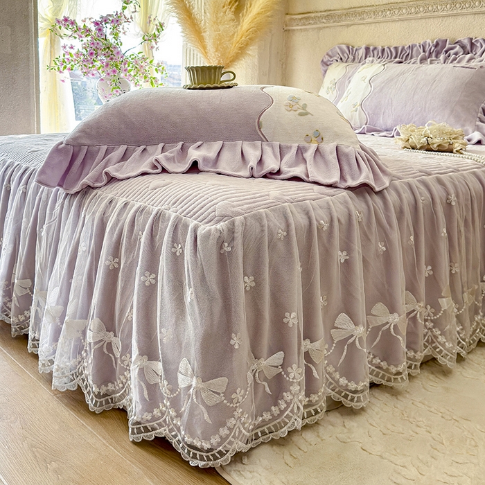 91家纺网 家纺一手货源 找家纺 宜凡家纺 2025新款牛奶绒雕花拼接刺绣床裙四件套 蝶恋花语