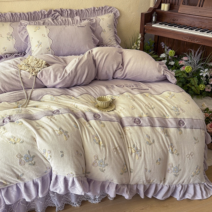 91家纺网 家纺一手货源 找家纺 宜凡家纺 2025新款牛奶绒雕花拼接刺绣床裙四件套 蝶恋花语