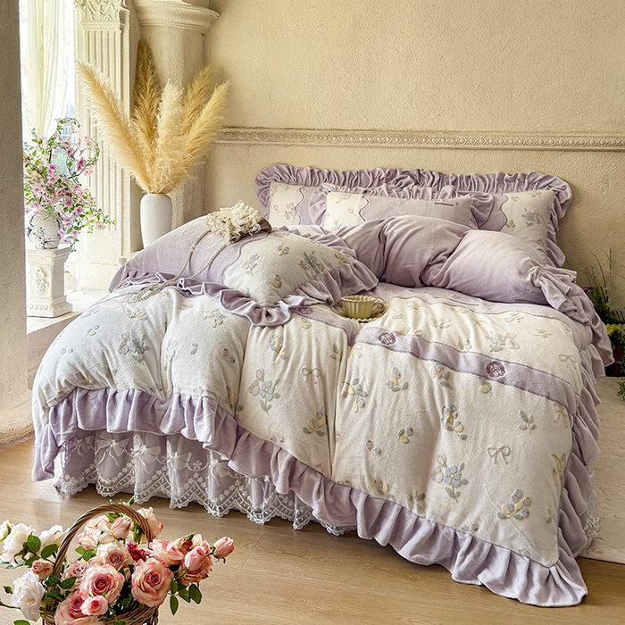 91家纺网 家纺一手货源 找家纺 宜凡家纺 2025新款牛奶绒雕花拼接刺绣床裙四件套 蝶恋花语