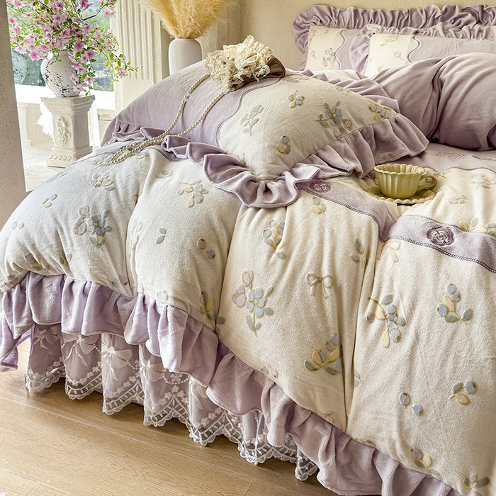 91家纺网 家纺一手货源 找家纺 宜凡家纺 2025新款牛奶绒雕花拼接刺绣床裙四件套 蝶恋花语