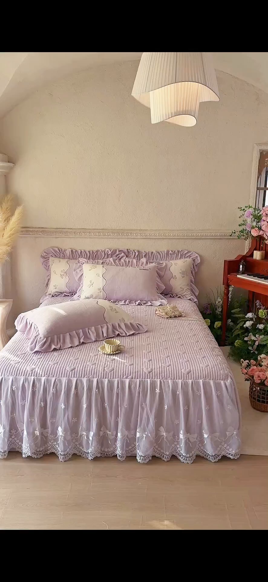 91家纺网 家纺一手货源 找家纺 宜凡家纺 2025新款牛奶绒雕花拼接刺绣床裙四件套 蝶恋花语