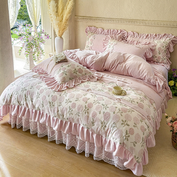 91家纺网 家纺一手货源 找家纺 宜凡家纺 2025新款牛奶绒雕花拼接刺绣床裙四件套 花野漫屿