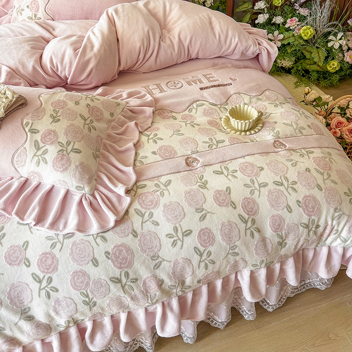 91家纺网 家纺一手货源 找家纺 宜凡家纺 2025新款牛奶绒雕花拼接刺绣床裙四件套 花野漫屿