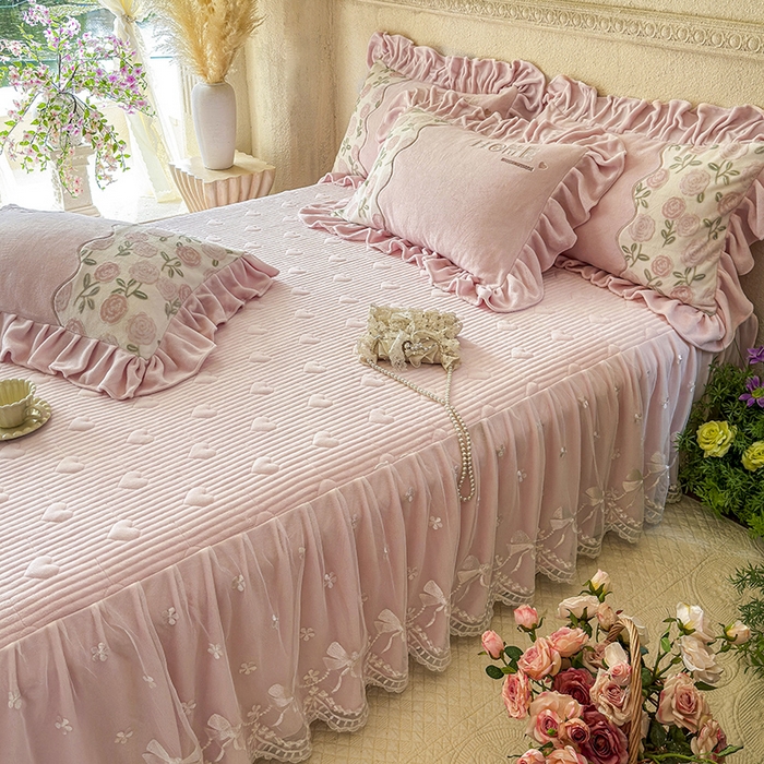 91家纺网 家纺一手货源 找家纺 宜凡家纺 2025新款牛奶绒雕花拼接刺绣床裙四件套 花野漫屿