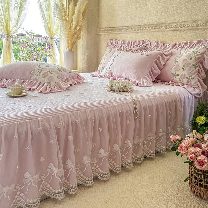 91家纺网 家纺一手货源 找家纺 宜凡家纺 2025新款牛奶绒雕花拼接刺绣床裙四件套 花野漫屿