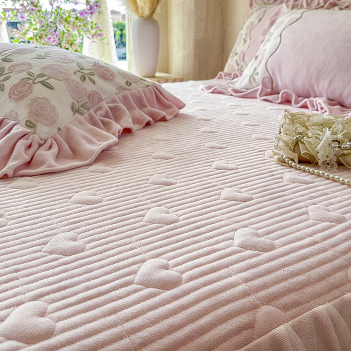 91家纺网 家纺一手货源 找家纺 宜凡家纺 2025新款牛奶绒雕花拼接刺绣床裙四件套 花野漫屿