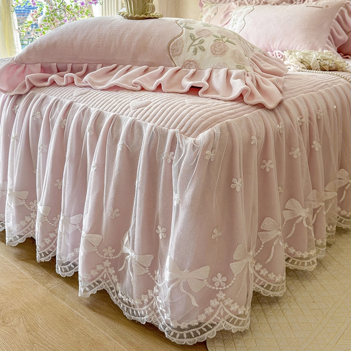 91家纺网 家纺一手货源 找家纺 宜凡家纺 2025新款牛奶绒雕花拼接刺绣床裙四件套 花野漫屿