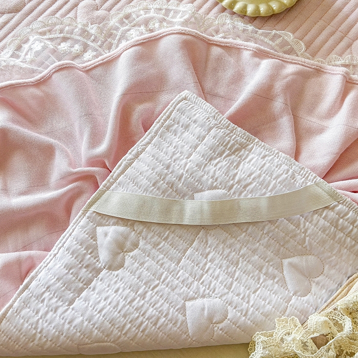 91家纺网 家纺一手货源 找家纺 宜凡家纺 2025新款牛奶绒雕花拼接刺绣床裙四件套 花野漫屿