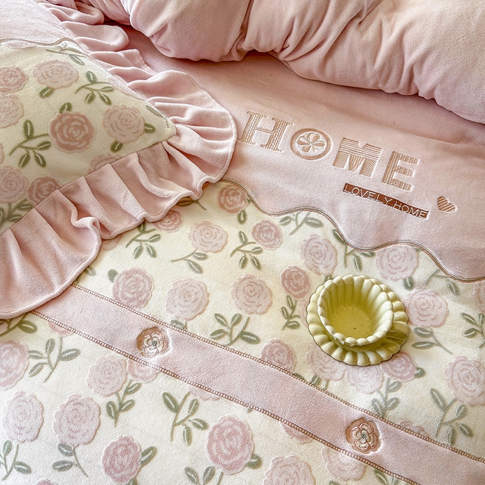 91家纺网 家纺一手货源 找家纺 宜凡家纺 2025新款牛奶绒雕花拼接刺绣床裙四件套 花野漫屿