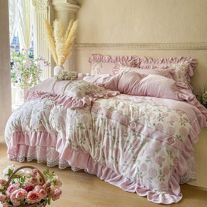 91家纺网 家纺一手货源 找家纺 宜凡家纺 2025新款牛奶绒雕花拼接刺绣床裙四件套 花野漫屿