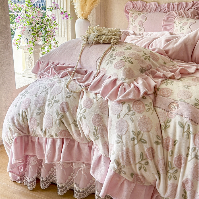 91家纺网 家纺一手货源 找家纺 宜凡家纺 2025新款牛奶绒雕花拼接刺绣床裙四件套 花野漫屿