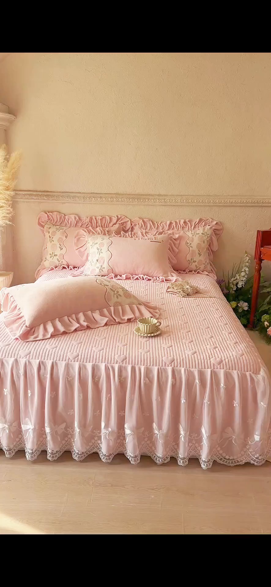 91家纺网 家纺一手货源 找家纺 宜凡家纺 2025新款牛奶绒雕花拼接刺绣床裙四件套 花野漫屿