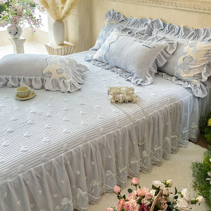 91家纺网 家纺一手货源 找家纺 宜凡家纺 2025新款牛奶绒雕花拼接刺绣床裙四件套 蕾丝蝶音