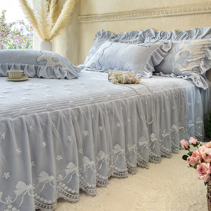 91家纺网 家纺一手货源 找家纺 宜凡家纺 2025新款牛奶绒雕花拼接刺绣床裙四件套 蕾丝蝶音