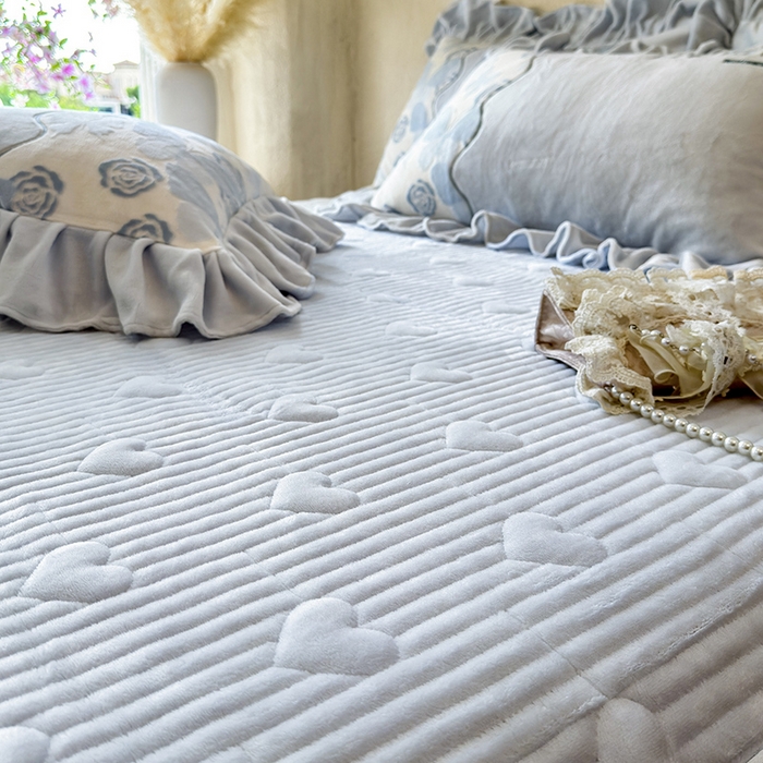 91家纺网 家纺一手货源 找家纺 宜凡家纺 2025新款牛奶绒雕花拼接刺绣床裙四件套 蕾丝蝶音