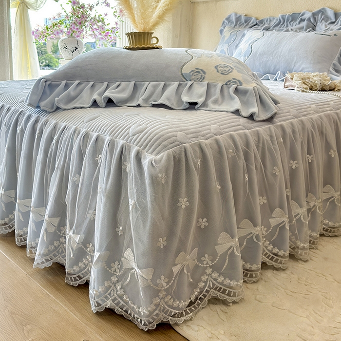 91家纺网 家纺一手货源 找家纺 宜凡家纺 2025新款牛奶绒雕花拼接刺绣床裙四件套 蕾丝蝶音