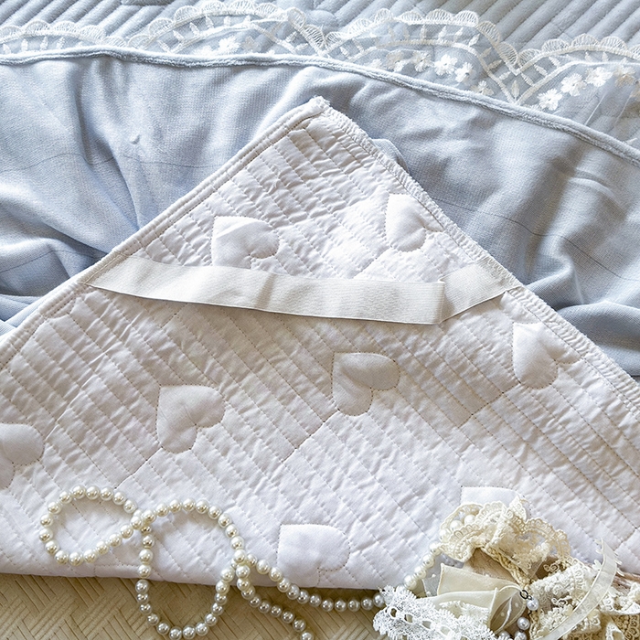 91家纺网 家纺一手货源 找家纺 宜凡家纺 2025新款牛奶绒雕花拼接刺绣床裙四件套 蕾丝蝶音