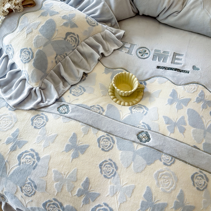 91家纺网 家纺一手货源 找家纺 宜凡家纺 2025新款牛奶绒雕花拼接刺绣床裙四件套 蕾丝蝶音