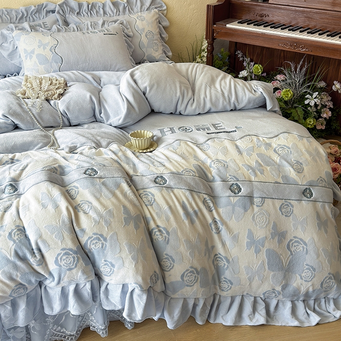 91家纺网 家纺一手货源 找家纺 宜凡家纺 2025新款牛奶绒雕花拼接刺绣床裙四件套 蕾丝蝶音