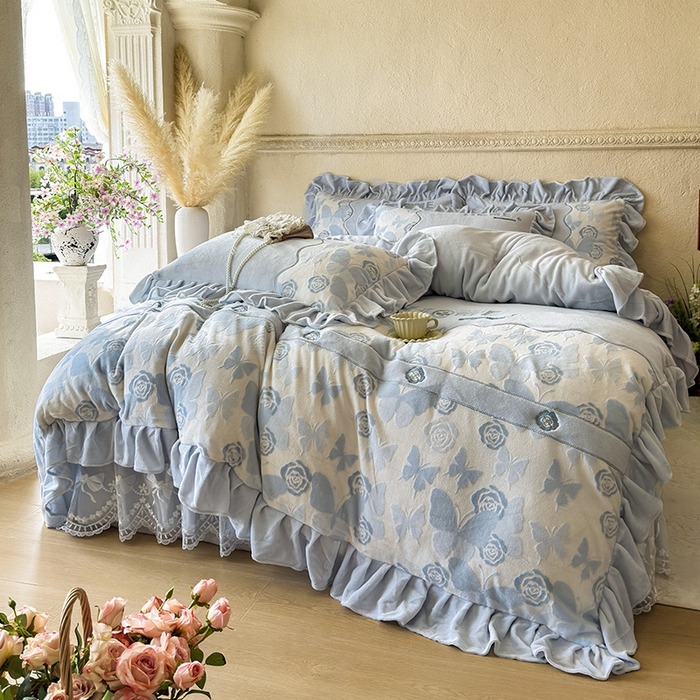 91家纺网 家纺一手货源 找家纺 宜凡家纺 2025新款牛奶绒雕花拼接刺绣床裙四件套 蕾丝蝶音