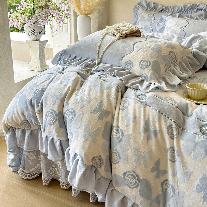 91家纺网 家纺一手货源 找家纺 宜凡家纺 2025新款牛奶绒雕花拼接刺绣床裙四件套 蕾丝蝶音