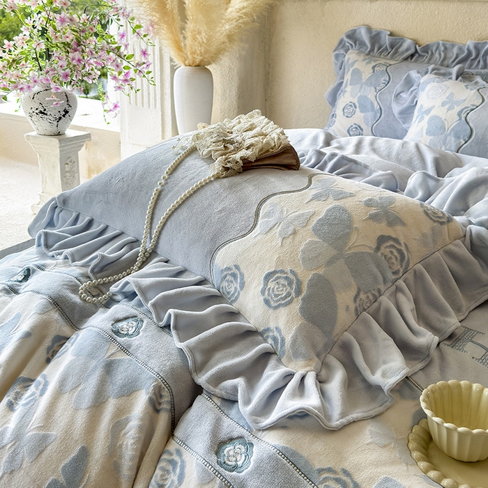 91家纺网 家纺一手货源 找家纺 宜凡家纺 2025新款牛奶绒雕花拼接刺绣床裙四件套 蕾丝蝶音