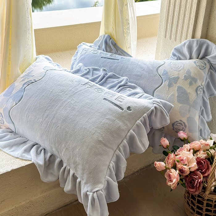 91家纺网 家纺一手货源 找家纺 宜凡家纺 2025新款牛奶绒雕花拼接刺绣床裙四件套 蕾丝蝶音