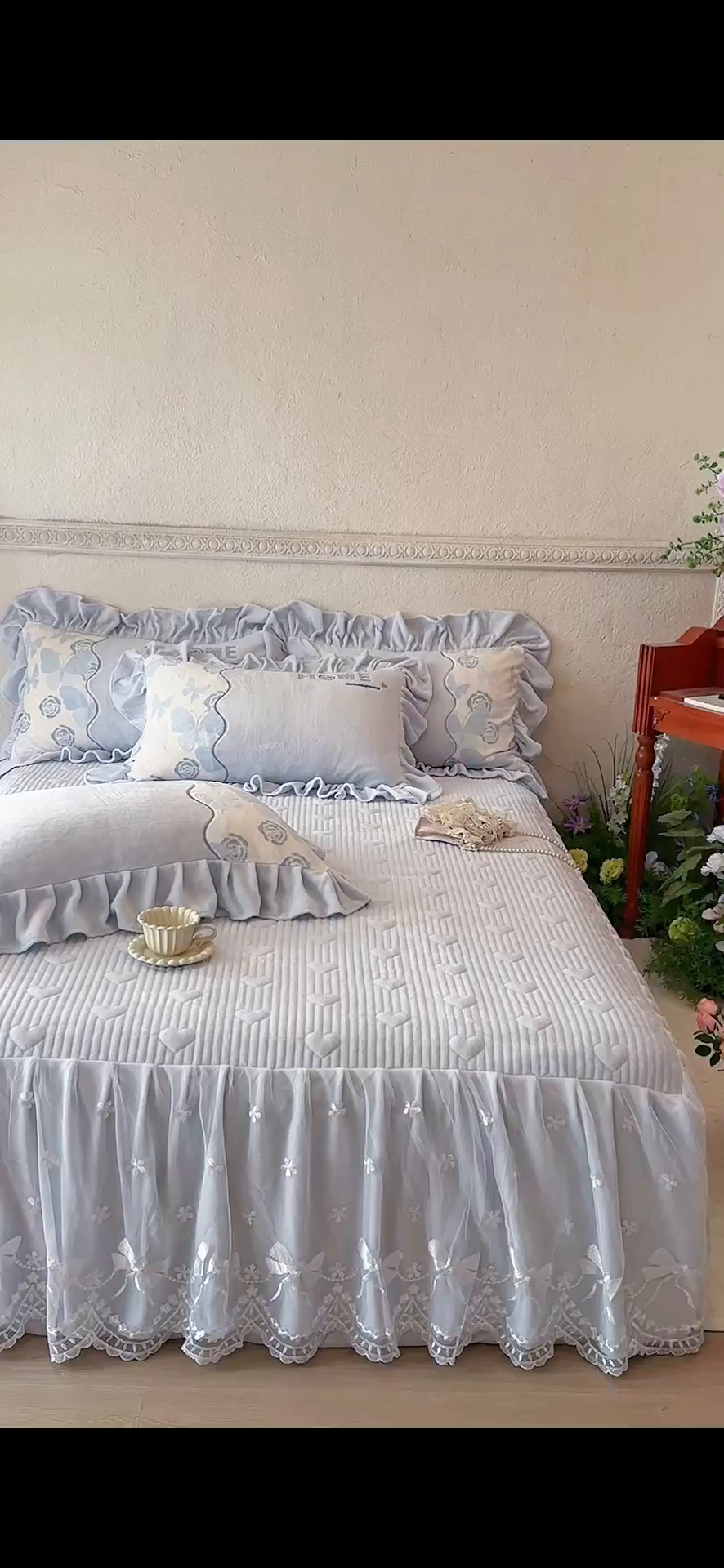 91家纺网 家纺一手货源 找家纺 宜凡家纺 2025新款牛奶绒雕花拼接刺绣床裙四件套 蕾丝蝶音