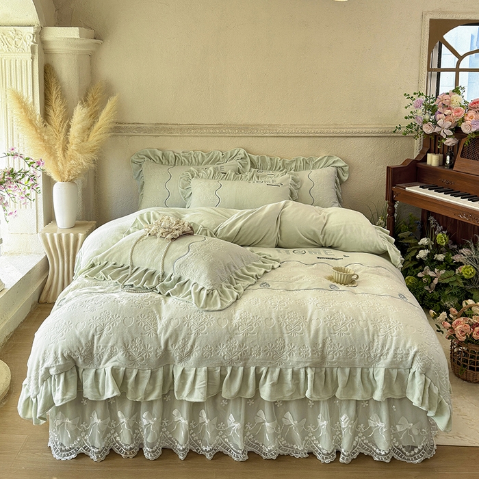 宜凡家纺 2025新款牛奶绒雕花拼接刺绣床裙四件套 洛可可影