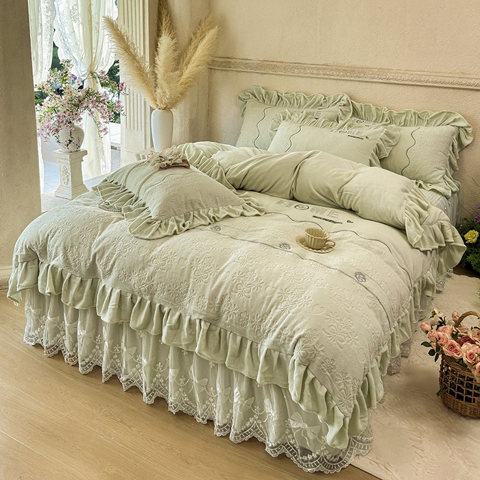 91家纺网 家纺一手货源 找家纺 宜凡家纺 2025新款牛奶绒雕花拼接刺绣床裙四件套 洛可可影