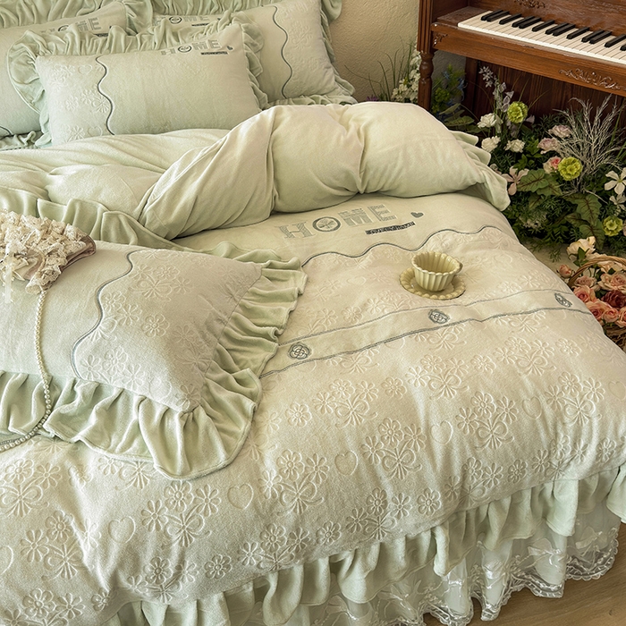 91家纺网 家纺一手货源 找家纺 宜凡家纺 2025新款牛奶绒雕花拼接刺绣床裙四件套 洛可可影