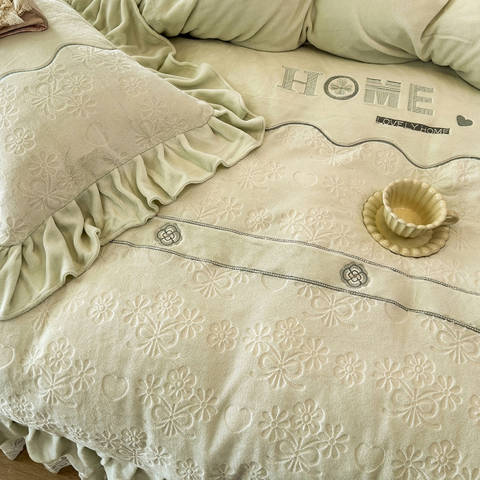 91家纺网 家纺一手货源 找家纺 宜凡家纺 2025新款牛奶绒雕花拼接刺绣床裙四件套 洛可可影