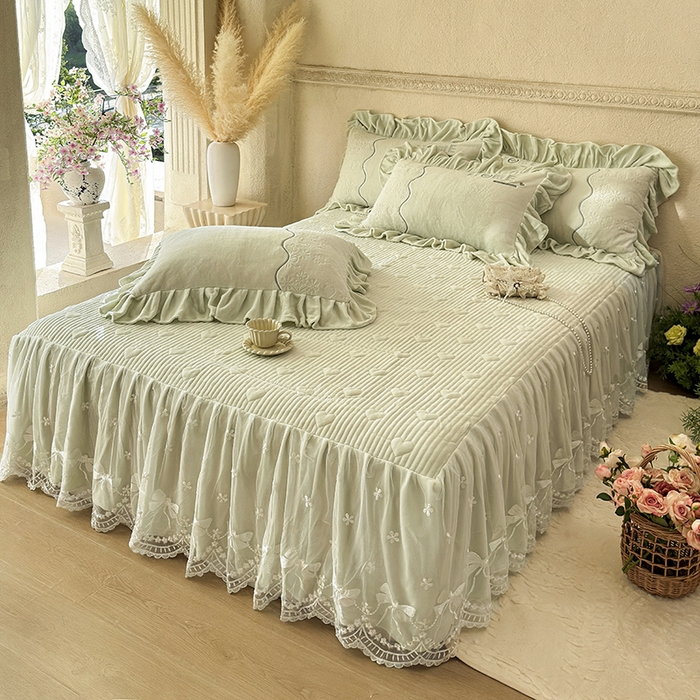 91家纺网 家纺一手货源 找家纺 宜凡家纺 2025新款牛奶绒雕花拼接刺绣床裙四件套 洛可可影