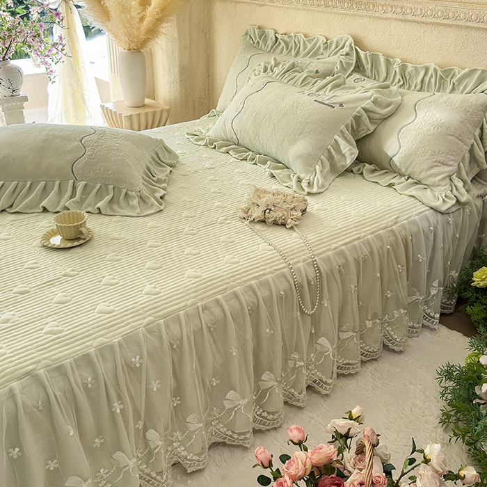 91家纺网 家纺一手货源 找家纺 宜凡家纺 2025新款牛奶绒雕花拼接刺绣床裙四件套 洛可可影