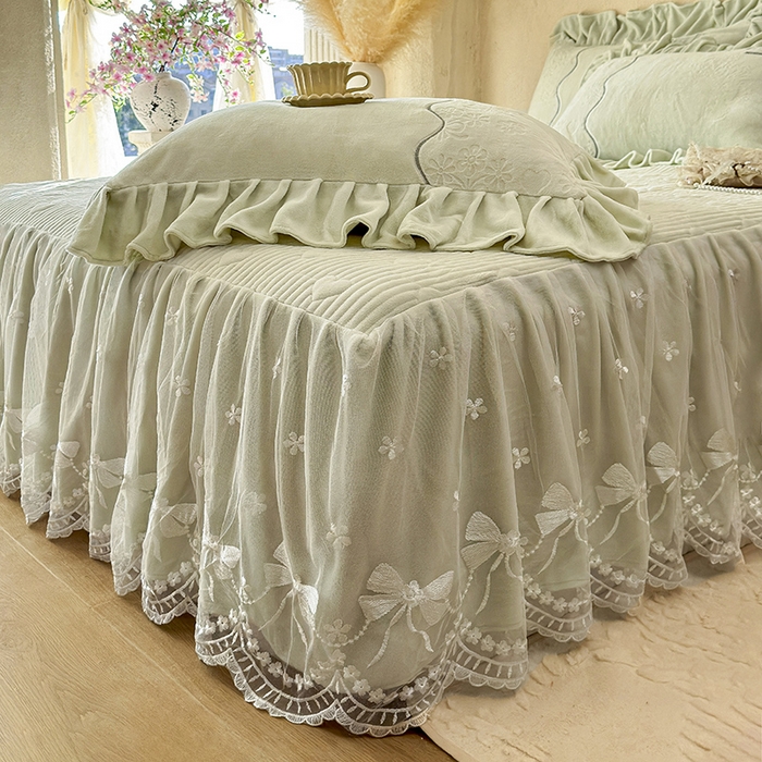 91家纺网 家纺一手货源 找家纺 宜凡家纺 2025新款牛奶绒雕花拼接刺绣床裙四件套 洛可可影