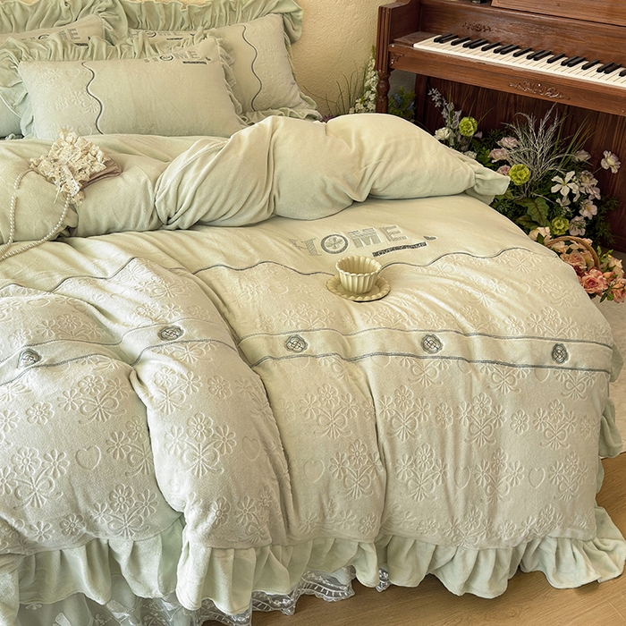 91家纺网 家纺一手货源 找家纺 宜凡家纺 2025新款牛奶绒雕花拼接刺绣床裙四件套 洛可可影