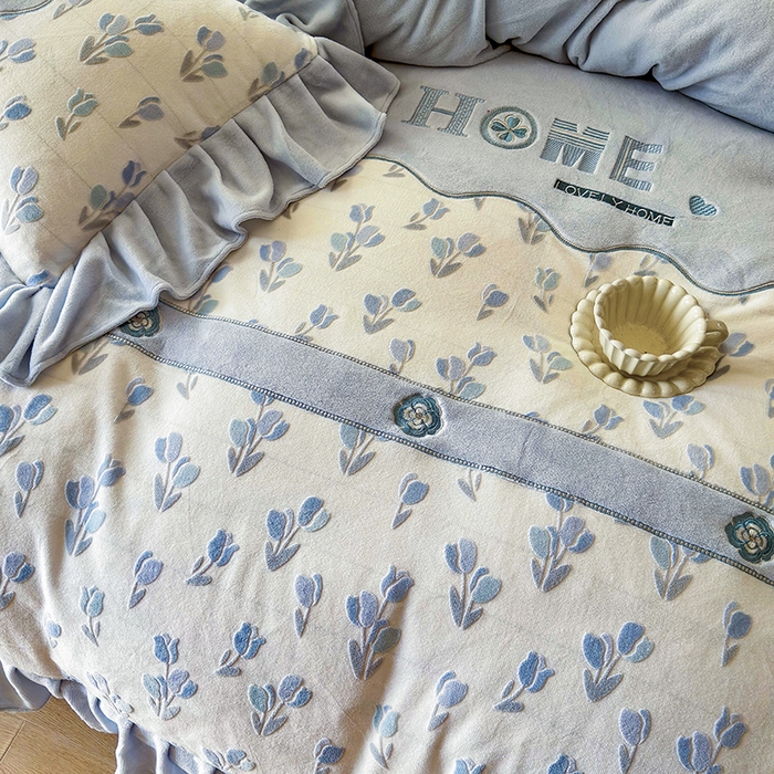 91家纺网 家纺一手货源 找家纺 宜凡家纺 2025新款牛奶绒雕花拼接刺绣床裙四件套 雾蓝漫织