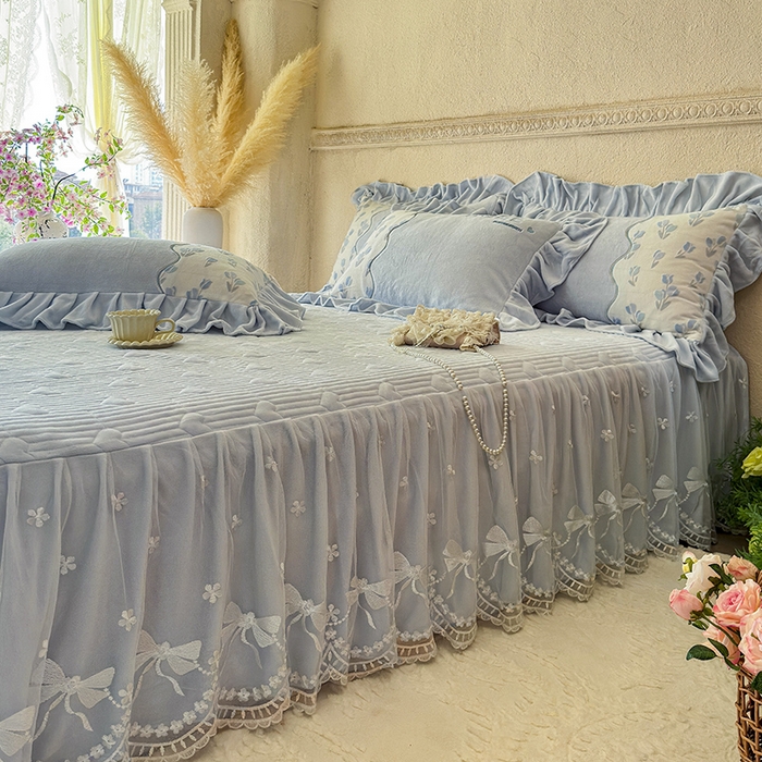 91家纺网 家纺一手货源 找家纺 宜凡家纺 2025新款牛奶绒雕花拼接刺绣床裙四件套 雾蓝漫织